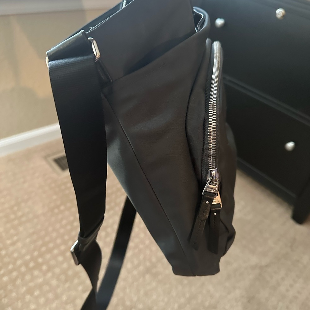 Tumi Nylon bag with great room. - Picture 4 of 6